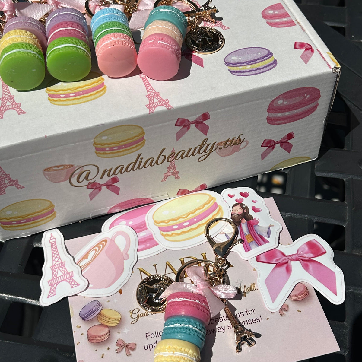 NB Macaron Suprise Box